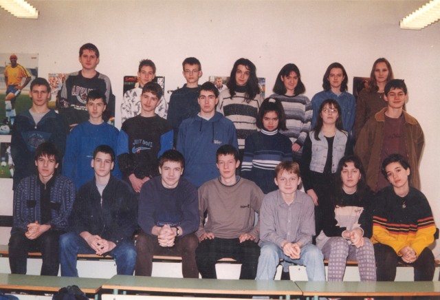 A hírhedt D legelső, eredeti felállása, a 9. D, még a hajdani osztályfőnökünkkel, Tóth Szilviával. A majdani végzős osztályig még végbe kell mennie pár átigazolsának! Egy biztos: már jó kis csapat voltunk akkor is, csak még egy picit több társaságra felbontva!